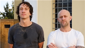 Der Bestatter Max Broll (Laurence Rupp, l.) und sein Freund Kai Baroni (Jürgen Vogel, r.).