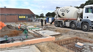 Bauarbeiten mit Betonmischer in Langen