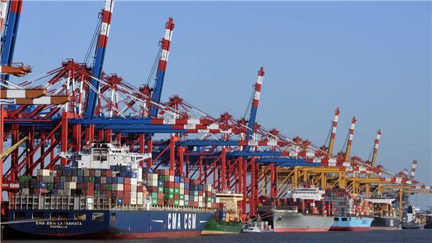 Der Betriebsrat von Eurogate in Bremerhaven hat sich Berater organisiert, um den „Transformationsprozess“ aktiv zu begleiten. 41 Millionen Euro müssen allein an den Seestadt-Terminals eingespart werden. Foto: Scheer