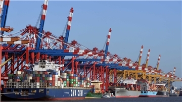 Der Betriebsrat von Eurogate in Bremerhaven hat sich Berater organisiert, um den „Transformationsprozess“ aktiv zu begleiten. 41 Millionen Euro müssen allein an den Seestadt-Terminals eingespart werden. Foto: Scheer