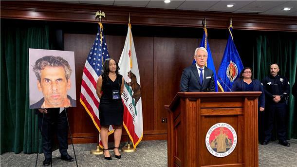„Scrubs“-Produzent wegen Vergewaltigung angeklagt Der Bezirksstaatsanwalt von Los Angeles, George Gascon, steht während einer Pressekonferenz neben dem Foto von Fernsehproduzent Eric Weinberg.