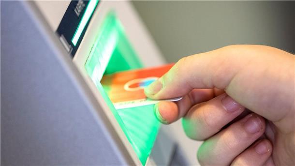 Ärger um Bankgebühren-Urteil - Drohung mit Kontokündigung Der BGH hatte am 27. April 2021 entschieden, dass Kreditinstitute bei Änderungen von Allgemeinen Geschäftsbedingungen die Zustimmung ihrer Kundinnen und Kunden einholen müssen.