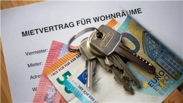 Der BGH prüft, ob ein Vermieter einen Wohnraummietvertrag kündigen darf, wenn der Mieter die Wohnung gewinnbringend untervermietet. (Symbolbild)