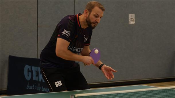 AT Rodenkirchen II schlägt TTV Brake - Angespannte Atmosphäre in der Halle Mathias Büsing spielt Tischtennis für den Blexer TB