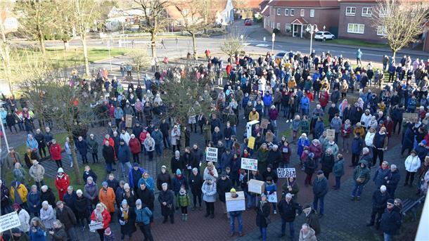 Der Blick aus dem Obergeschoss des Beverstedter Rathauses zeigt etwa die Hälfte der Menschen, die am Samstag für Demokratie demonstriert haben.