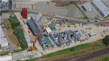 Der Blick von oben zeigt die Dimensionen: In dem Holzkraftwerk in Cuxhaven sollen zwischen 80.000 und 100.000 Tonnen im Jahr verbrannt werden.