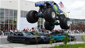 Der “Bluegrass Stomper“ wird mit 1800 PS Methanol angetrieben. Jacky Roselly zufolge ist das der größte Monstertruck der Welt.