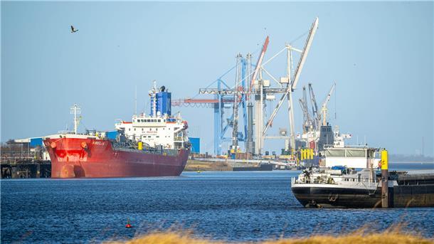 Hafen mit großen Schiffen