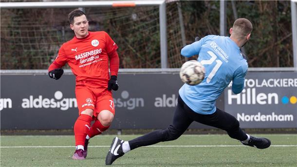 Jan Speer vom Fußball-Bezirksligisten SV Brake gegen VSK Osterholz-Scharmbeck