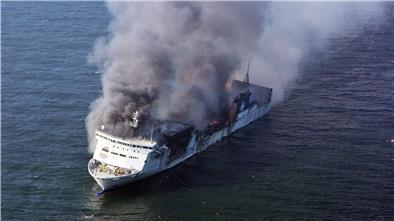 Die verheerendsten Schiffsbrände Das brennende Fährschiff „Lisco Gloria" treibt am 9. Oktober 2010 auf der Ostsee vor der dänischen Küste.