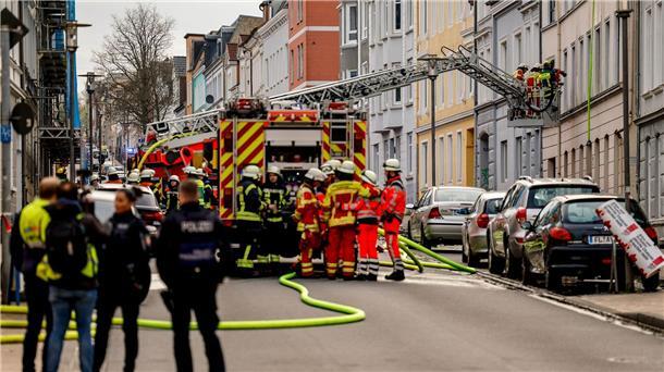 Großeinsatz nach Brand mit zwei Toten in Flensburg Der Brand war den Angaben der Feuerwehr und der Stadt Flensburg zufolge kurz vor 17.00 Uhr ausgebrochen