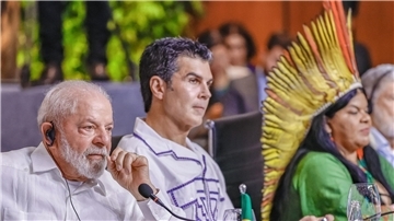 Der brasilianische Präsident Luiz Inácio Lula da Silva (l) hat bei seinem Amtsantritt angekündigt, den Umwelt- und Klimaschutz wieder zu stärken.