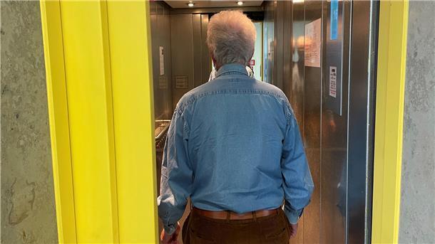 Der Bremer Virologe Andreas Dotzauer empfiehlt, im Aufzug eine Maske zu tragen und alleine zu fahren.