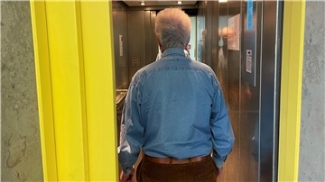 Der Bremer Virologe Andreas Dotzauer empfiehlt, im Aufzug eine Maske zu tragen und alleine zu fahren.