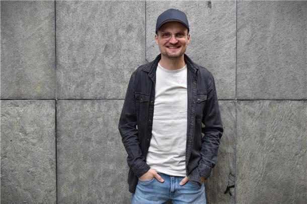 Deichkutten-Podcast #12 – Über Karate Kid, HipHop und Michael Jackson: Floagie zu Gast Ein Mann lächelt in die Kamera