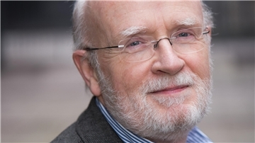 Ein Mann mit Brille schaut in die Kamera. Es ist der Bremerhavener Klimaforscher Hans-Otto Pörtner.