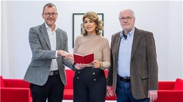 Der Bremerhavener SPD-Chef Martin Günthner (links) und der Wulsdorfer SPD-Mann Bernd Felis übergeben der Ex-Grünen-Politikerin Sülmez Çolak das rote Parteibuch. 