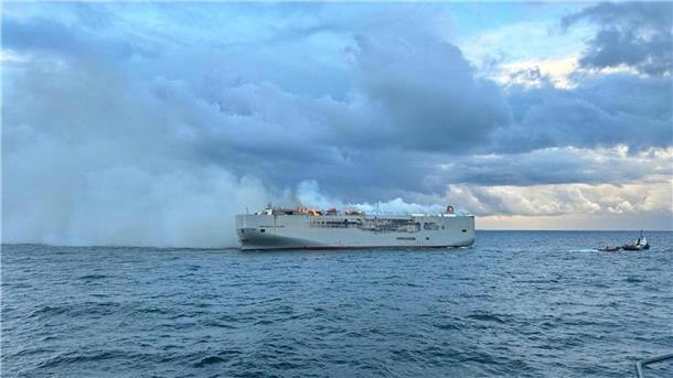 Auto-Frachter brennt vor Küste - Umweltkatastrophe droht Der brennende Frachter „Fremantle Highway“ in der Nordsee.