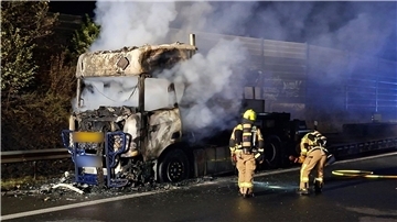 Der brennende Lkw hat eine Vollsperrung am Dreieck Delmenhorst in Richtung Bremen ausgelöst.