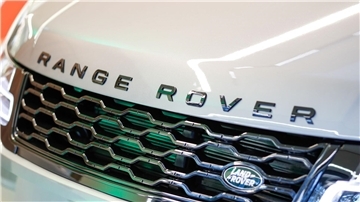 Der britisch-indische Autobauer Jaguar Land Rover ist nach einer Cyberattacke schon seit Wochen lahmgelegt. (Symbolfoto)