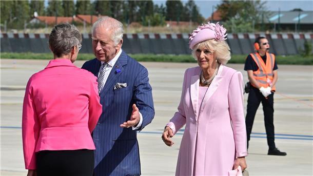 Der britische König Charles III. und Königin Camilla werden von der französischen Premierministerin Elisabeth Borne (l) auf dem Flughafen Orly südlich von Paris empfangen.