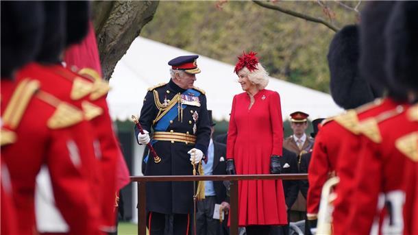 Der britische König Charles III. und Königsgemahlin Camilla während einer Zeremonie im Buckingham Palace.