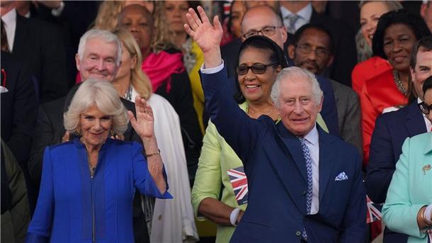 William bei Krönungskonzert: „Stolz auf dich, Pa“ Der britische König Charles und Königin Camilla winken beim Konzert auf Schloss Windsor.