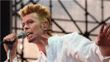 Der britische Musiker David Bowie auf der Bühne (1997).