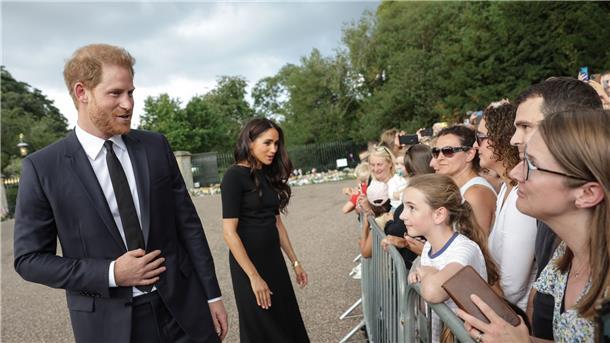 Neuer Trailer zu Netflix-Doku: „Krieg gegen Meghan“ Der britische Prinz Harry und seine Frau Meghan nach dem Tod der britischen Königin Elizabeth auf Schloss Windsor.