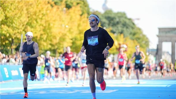 Der britische Sänger und Schauspieler Harry Styles (r) startete unter falschem Namen beim Berlin-Marathon.