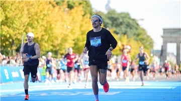 Der britische Sänger und Schauspieler Harry Styles (r) startete unter falschem Namen beim Berlin-Marathon.