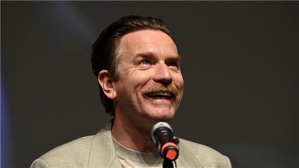 McGregor zeigte Kindern berühmte „Trainspotting“-Kloszene Der britische Schauspieler Ewan McGregor hat vor mehr als 25 Jahren in dem ersten Film von „Trainspotting“ mitgespielt.