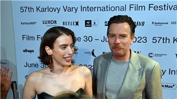 Der britische Schauspieler Ewan McGregor und seine Tochter Clara McGregor beim Internationalen Filmfestival in Karlsbad.