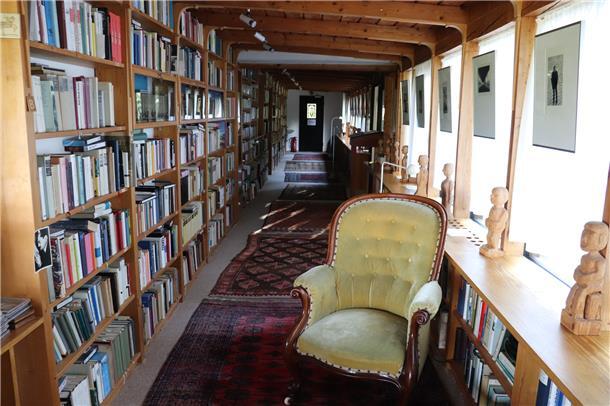 Der Büchergang im Haus Kreienhoop in Nartum. Ein langer Gang, voll mit Büchern. ...