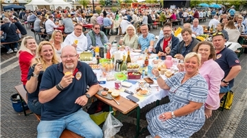 Der Bürger-Brunch auf dem Theodor-Heuss-Platz:. er Eishockey-Fanclub "Feuer & Eis" ist zum dritten Mal dabei. 