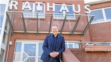 Der Bürgermeister von Beverstedt, Guido Dieckmann, steht vor dem Rathaus.