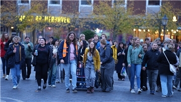 Studierende der Hochschule Bremerhaven laufen beim Bürgermove durch die Bürgermeister-Smidt-Straße.