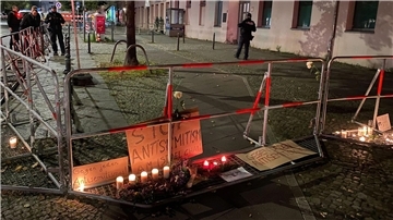 Der Bürgersteig vor dem jüdischen Gemeindezentrum an der Brunnenstraße ist nach dem versuchten Brandanschlag abgesperrt.