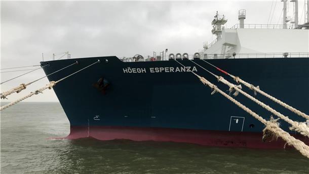 Konzept für weniger Biozid-Einleitung LNG-Terminal vorgelegt Der Bug des LNG-Terminalschiffs „Höegh Esperanza“ ist mit Leinen gesichert.