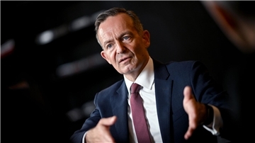 Der Bund muss als Folge der geplatzten Pkw-Maut 243 Millionen Euro Schadenersatz an die einst vorgesehenen Betreiber zahlen. Deshalb lässt Bundesverkehrsminister Volker Wissing (FDP) ein Gutachten erstellen.