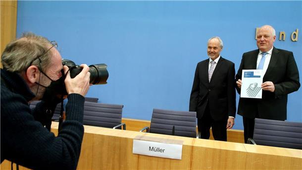 Kelber: Bund soll eigene Social-Media-Instanz betreiben Der Bundesdatenschutzbeauftragte, Ulrich Kelber (r), und sein Stellvertreter Jürgen Müller.