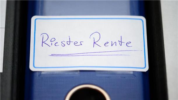 Ein blauer Ordner mit der Aufschrift "Riester-Rente" steht in einem Regal. Die Banken verlangen von Kunden Kosten, die vom Bundesgerichtshof untersagt worden sind. 