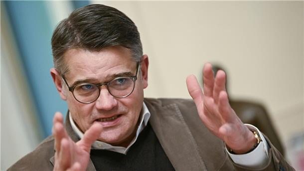 „Der Bundeskanzler muss jetzt ein Machtwort sprechen für einen realpolitischen Kurs der Ampel bei der Migration“, sagt Hessens Ministerpräsident Boris Rhein.