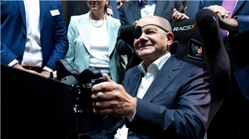 Der Bundeskanzler steuert: Olaf Scholz auf der IAA in einem Autosimulator.