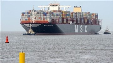 Containerschiff auf dem Wasser
