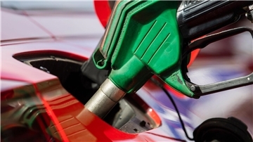 Der Bundestag hat den CO2-Preis angehoben, der auf Sprit, Gas und Heizöl anfällt.