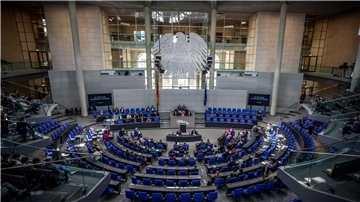 Bezahlkarte für Asylbewerber vom Bundestag beschlossen Der Bundestag hat mit der überwiegenden Zahl der Stimmen der Ampel-Fraktionen SPD, Grüne und FDP für die Einführung einer Bezahlkarte für Flüchtlinge votiert. Auch die AfD und das BSW stimmten dafür.