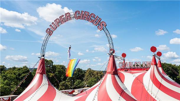 Zirkus hisst Regenbogenfahne aus Protest gegen Merz „Der Bundestag ist ja nun kein Zirkuszelt“, sagte Merz dazu in der ARD-Talkshow „Maischberger“.
