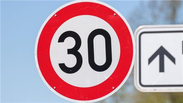 Der Bundestag will über einen Gesetzentwurf zur Reform des Straßenverkehrsgesetzes beraten.