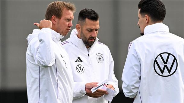 Der Bundestrainer bespricht sich mit seinen Assistenten. 